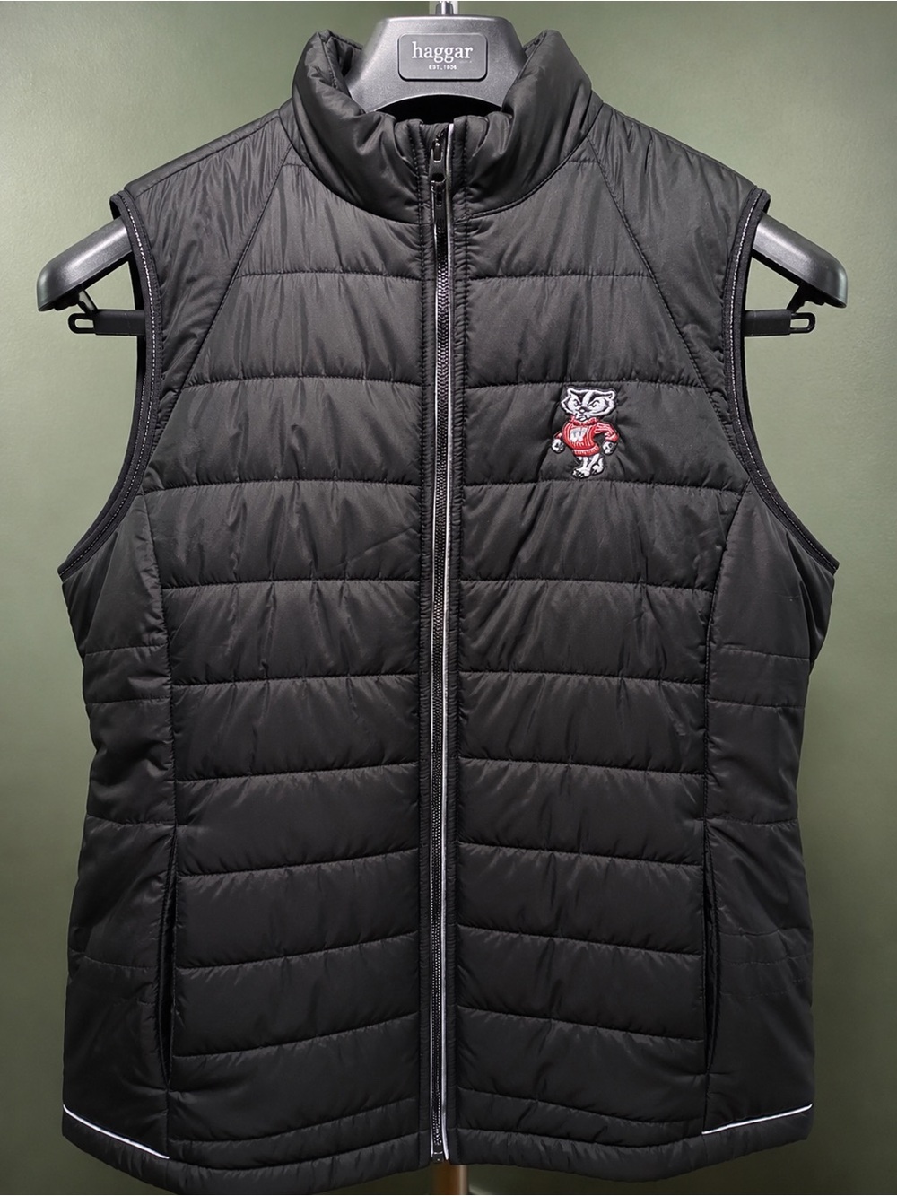 Wisconsin Badgers Cutter & Buck WeatherTec Black Full Zip Quilted Vest Men’s M